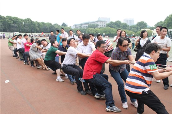 说明: F:\学院视频\201305教职工拔河赛\IMG_8414.JPG