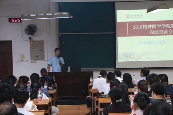 图片包含 室内, 人员, 墙壁, 人物已生成极高可信度的说明