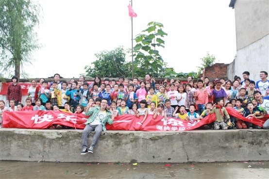 C:\Users\Administrator\Desktop\党支部六一志愿服务活动\85porn
党支部志愿者与立新小学孩子们合影.JPG